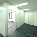 パーテーションで仕切ったスペースです　32.5m²あります