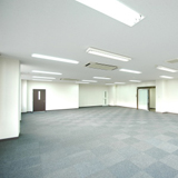 奥に二部屋あります　約125m²あります