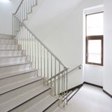 階段踊り場の様子　では三階へ