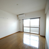 エアコン一台付　壁掛けフックつきです