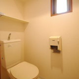 トイレ　窓がついて明るいです