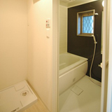 右側がユニットバスです