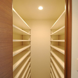 シューズクロークの中です