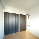 玄関左側洋室　5帖あります