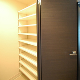 玄関右側はシューズクロークがあります