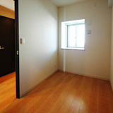 玄関左側洋室　3.4帖あります