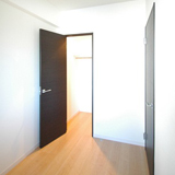 洋室奥はウォークインクローゼットがあります