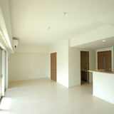 反対から　15帖のリビングです