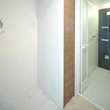 洗濯機置場の隣に収納あります