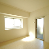 玄関右側洋室バルコニーがあります