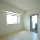 玄関右洋室　バルコニーに出られます