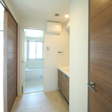 ウォークインクローゼットから洗面化粧室