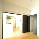 中央の洋室　5帖あります