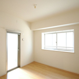 玄関横の洋室　専用バルコニーに出られます