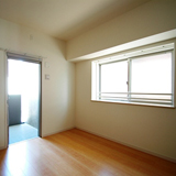 バルコニー側洋室　6帖あります