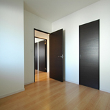 玄関右洋室　5帖あります