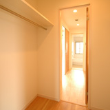 ウォークインクローゼットは脱衣場につながっています