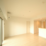 リビング（偶数階は扉が白）