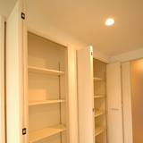 クローゼット（偶数階は扉が白）