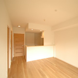 リビング（奇数階は扉が茶）