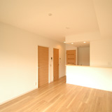 リビング（奇数階は扉が茶）