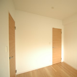 4.6帖の洋室（奇数階は扉が茶）