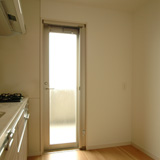 キッチンからバルコニーへ出られます