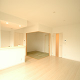 10.8帖のリビング（偶数階は扉が白）