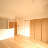 10.2帖のリビング（奇数階は扉が茶）