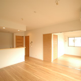 10.2帖のリビング（奇数階は扉が茶）