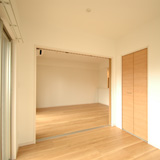 5帖の洋室とリビングは一体にできます（奇数階は扉が茶）