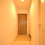 玄関を見た様子（奇数階は扉が茶）