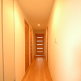 玄関から見た様子（奇数階は扉が茶）