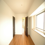 主寝室からクローゼットへ