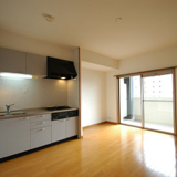 システムキッチン横に食器棚も置けます