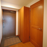 玄関　シューズボックス 右ドアから洗面化粧室へ