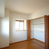 玄関から左側の洋室 5.6畳あります