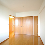 玄関右側の洋室 6.2畳あります