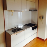 三口コンロのシステムキッチンです　出窓もあります