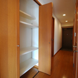 収納スペースです 右ドアがトイレです