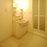 洗面化粧室 左に洗濯機置場です