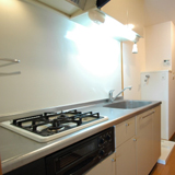 システムキッチン　三口コンロですその横が洗濯機置場