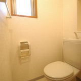 トイレ　窓がついて明るいです