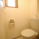 トイレ　窓がついて明るいです