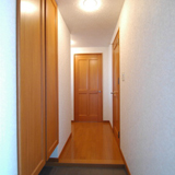 玄関から　左はシューズラックです