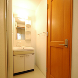 洗面化粧室左がユニット右がトイレです