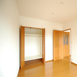 開けるとクローゼットポールが見えます