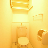 トイレ　収納も十分あります