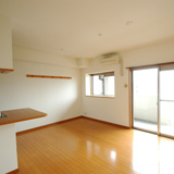 入口から　出窓もあります　クーラー一台付です