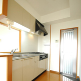 対面キッチンです　勝手口もあり　外に出られます